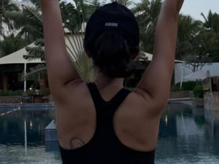 유이, 수영복 입고 완전 신나…성난 등근육에 넘치는 건강 美