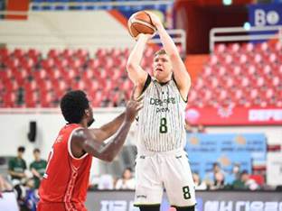 7M- DB, 현대모비스 꺾고 연승…엘런슨 30점 폭발, SK와 1경기 차