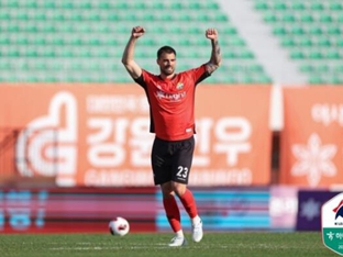 7M - ‘9전 10기’ 강원FC의 투혼, 마침내 시즌 첫 승 신고… 오렌지 군단이 활짝 피어났다