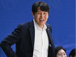 7M - 가장 오랜 기간 팀을 이끈 사령탑이 자리에서 물러난다…위성우 감독, 전주원에게 지휘봉 넘기고 총감독으로